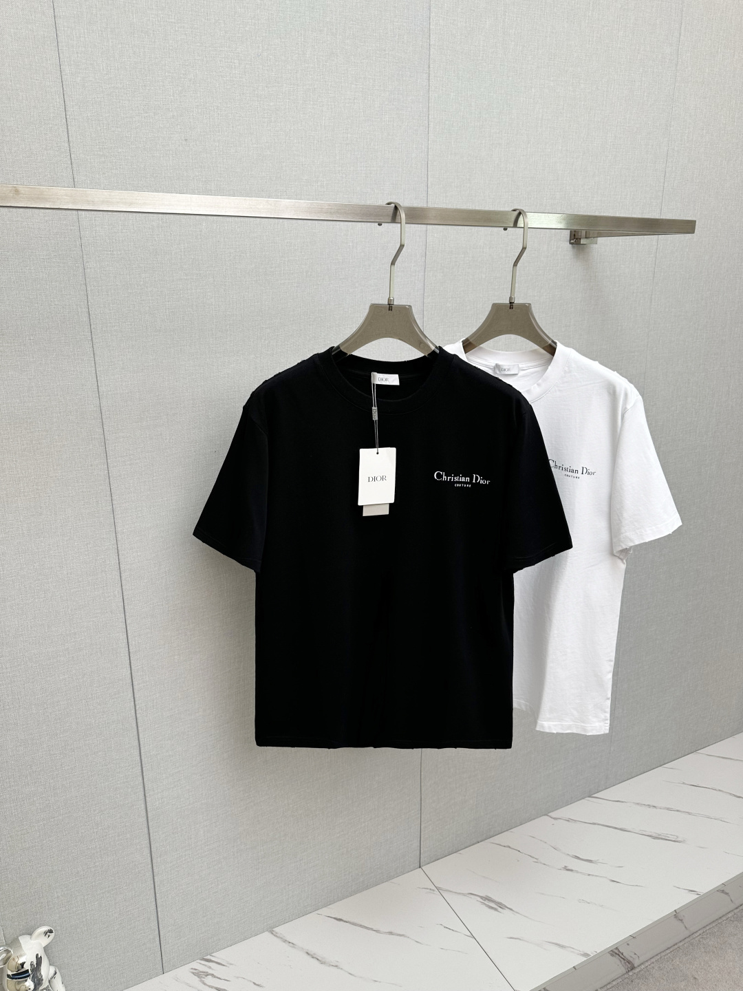 NO:758693,CD 2026 new short-sleeved T-shirt!  Fashionable and casual short-sleeved T-shirt with catwalk pattern!  Design a logo!  The highly designed and selected customer-supplied fabrics are soft to the touch, comfortable to wear and breathable. The real thing will definitely make you fall in love with it!  Non-sexist couples can wear mixed styles to open up a new fashion style!  Distinguishing market version, high-definition series!  Size M-3XL,,T-shirt,tees,t-shirt,19860909CD 2026新款短袖T恤！走秀图案时尚休闲短袖T恤衫！设计logo设计！极具设计精选客供面料,手感柔软亲肤,着身舒适透气性都无法挑剔,实物绝对会让你爱不释手！无性别主义的情侣混穿款式,打开全新的时装新韵味！区别市场版本,高定系列！尺码M-3XL,,T-shirt,tees，t-shirt,,Men's clothing