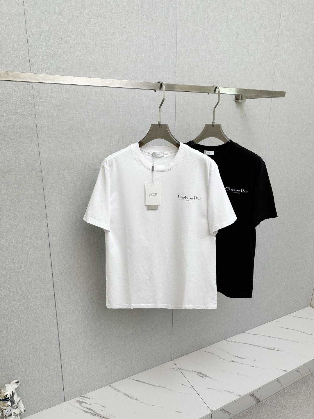 NO:736769,CD 2026 new short-sleeved T-shirt!  Fashionable and casual short-sleeved T-shirt with catwalk pattern!  Design a logo!  The highly designed and selected customer-supplied fabrics are soft to the touch, comfortable to wear and breathable. You will definitely fall in love with the real thing!  Non-sexist couples can wear mixed styles to open up a new fashion style!  Distinguishing market version, high-definition series!  Size M-3XL,,T-shirt,tees,t-shirt,19860909CD 2026新款短袖T恤！走秀图案时尚休闲短袖T恤衫！设计logo设计！极具设计精选客供面料,手感柔软亲肤,着身舒适透气性都无法挑剔,实物绝对会让你爱不释手！无性别主义的情侣混穿款式,打开全新的时装新韵味！区别市场版本,高定系列！尺码M-3XL,,T-shirt,tees，t-shirt,,Men's clothing