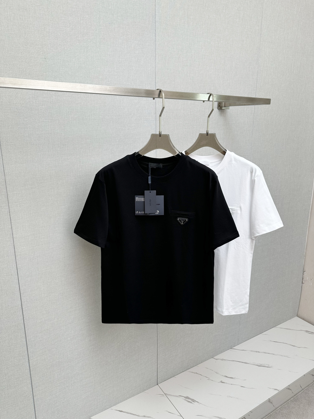 NO:736772,Pra26SS spring and summer new triangle iron brand logo round neck short-sleeved T-shirt, with the same color inverted triangle metal logo on the chest, the enamel craftsmanship is low-key and recognizable, the round neck design is simple and versatile, and can be easily controlled in daily casual or street style. The tailoring redefines the brand's ever-evolving iconic style and injects new ideas into men's wardrobe. The fabric has high-end texture, size S～2XL, prada, T-shirt, tees, t-shirt,19860909Pra26SS春夏新品三角铁牌徽标圆领短袖T恤,胸前衣服同色倒三角金属徽标,珐琅工艺低调又有辨识度,圆领设计简约百搭,日常休闲或街头风都能轻松驾驭.剪裁合身,重新定义了品牌不断演变的标志性风格,为男士衣橱注入新意.面料质感高端、码数 S～2XL,,prada,T-shirt,tees，t-shirt,,Men's clothing