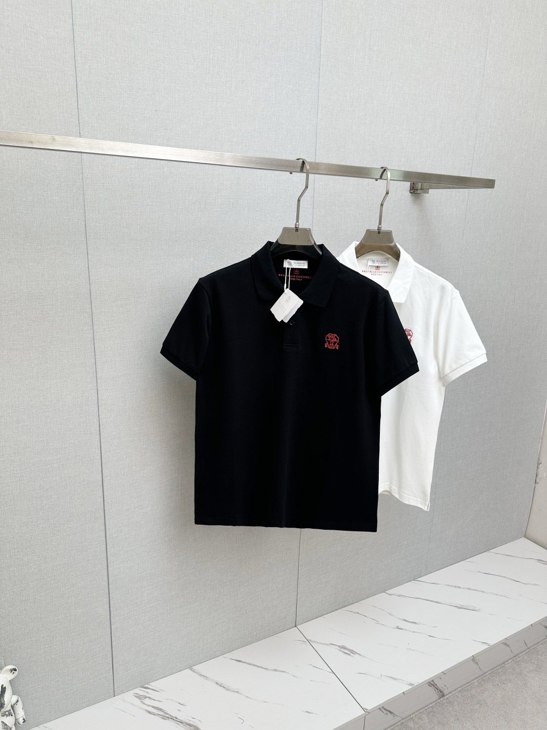 NO:936436,2026 official new models are available at the counter simultaneously. Men's lapel short-sleeved POLO shirts, high-end main line series, imported piqué mercerized cotton fabric, first-class texture, excellent skin-friendly, silky and delicate touch, fashionable three-button placket design, with small lapels, fashionable and age-reducing, full of Italian accent on the upper body, full of style. Size M—3XL,, T-shirt,198609092026官方新款 专柜同步上市 男士翻领短袖POLO衫,高端主线系列,进口珠地丝光棉面料,质感一流,亲肤性极佳,触感丝滑细腻,时尚三扣开合门襟设计,搭配小翻领时尚且减龄,上身满满的意式腔调感,型格十足.码数M—3XL,,T-shirt,,Men's clothing