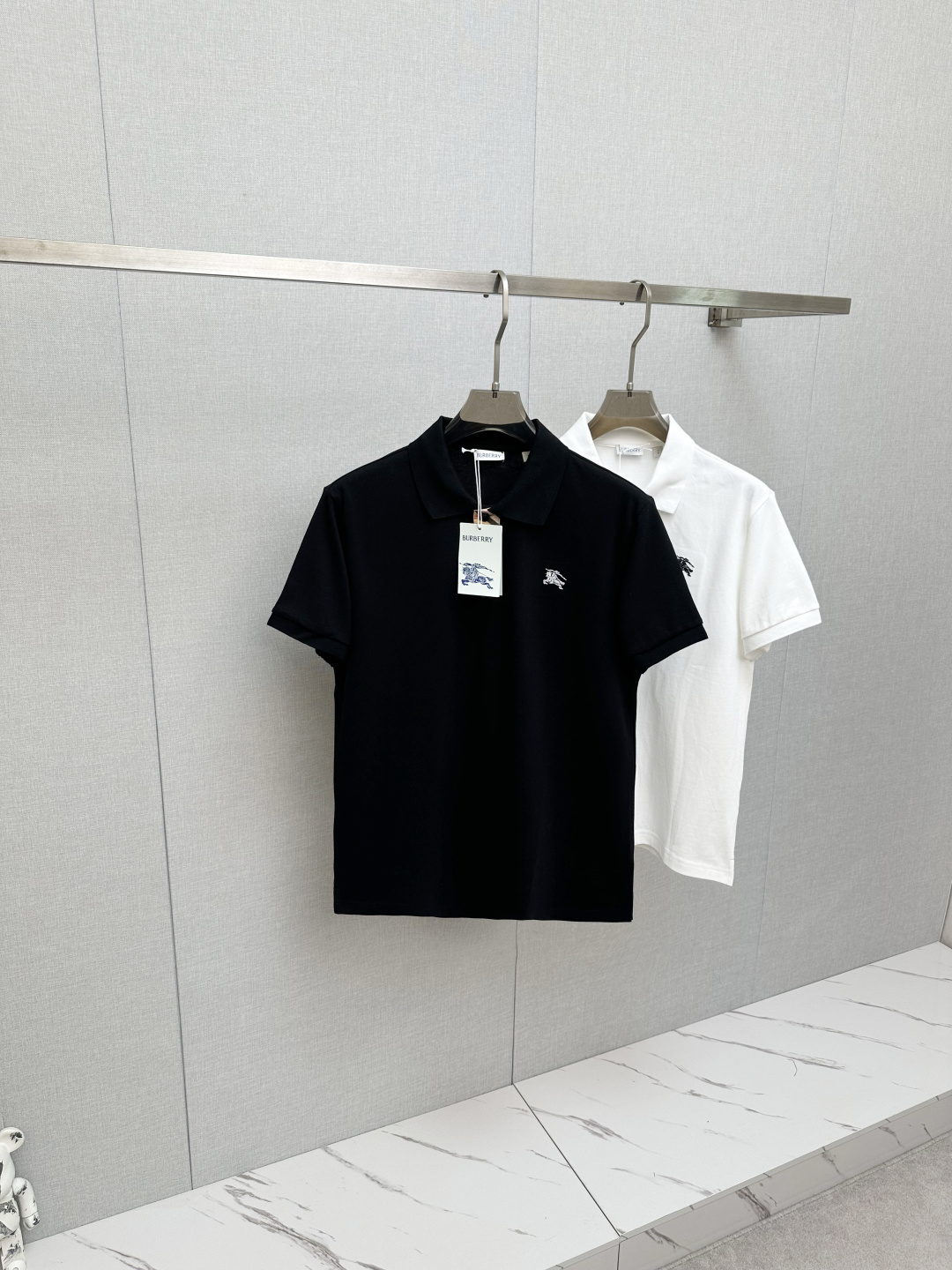 NO:947149,BURB 2026 official new model is available at the counter simultaneously. Men's lapel short-sleeved POLO shirt, high-end main line series, imported piqué mercerized cotton fabric, first-class texture, excellent skin-friendly, silky and delicate touch, fashionable three-button placket design, with small lapels, fashionable and age-reducing, full of Italian accent on the upper body, full of style. Size S—2XL,, burberry, T-shirt,19860909BURB 2026官方新款 专柜同步上市 男士翻领短袖POLO衫,高端主线系列,进口珠地丝光棉面料,质感一流,亲肤性极佳,触感丝滑细腻,时尚三扣开合门襟设计,搭配小翻领时尚且减龄,上身满满的意式腔调感,型格十足.码数S—2XL,,burberry,T-shirt,,Men's clothing