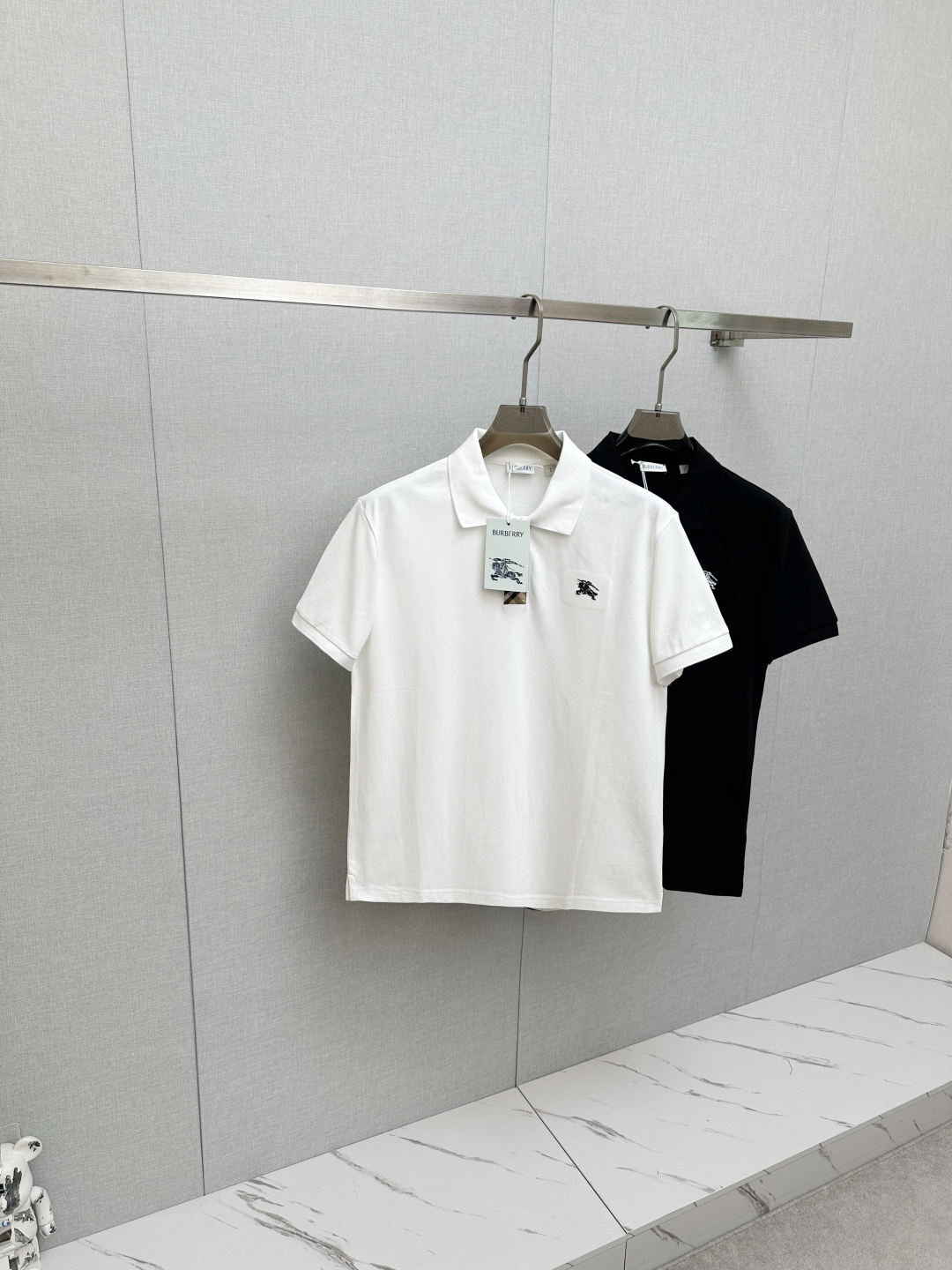 NO:936438,BURB 2026 official new model is available at the counter simultaneously. Men's lapel short-sleeved POLO shirt, high-end main line series, imported piqué mercerized cotton fabric, first-class texture, excellent skin-friendly, silky and delicate touch, fashionable three-button placket design, with small lapels, fashionable and age-reducing, full of Italian accent on the upper body, full of style. Size S—2XL,, burberry, T-shirt,19860909BURB 2026官方新款 专柜同步上市 男士翻领短袖POLO衫,高端主线系列,进口珠地丝光棉面料,质感一流,亲肤性极佳,触感丝滑细腻,时尚三扣开合门襟设计,搭配小翻领时尚且减龄,上身满满的意式腔调感,型格十足.码数S—2XL,,burberry,T-shirt,,Men's clothing