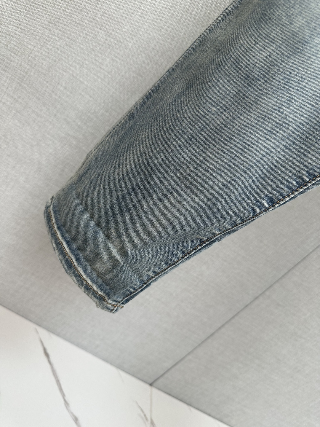 LV 官网专柜同步有售，原单狠货，超级有范儿的一款牛仔裤，定制原版水洗牛仔面料，独特设计，顶级印花工艺字