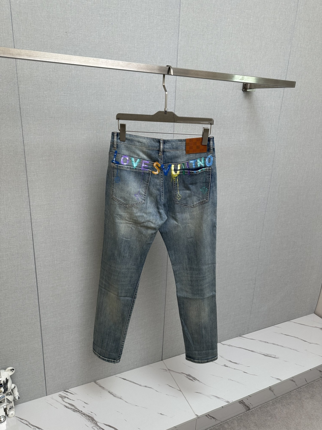 LV 官网专柜同步有售，原单狠货，超级有范儿的一款牛仔裤，定制原版水洗牛仔面料，独特设计，顶级印花工艺字