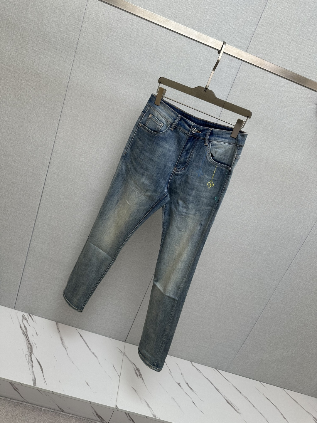 LV 官网专柜同步有售，原单狠货，超级有范儿的一款牛仔裤，定制原版水洗牛仔面料，独特设计，顶级印花工艺字