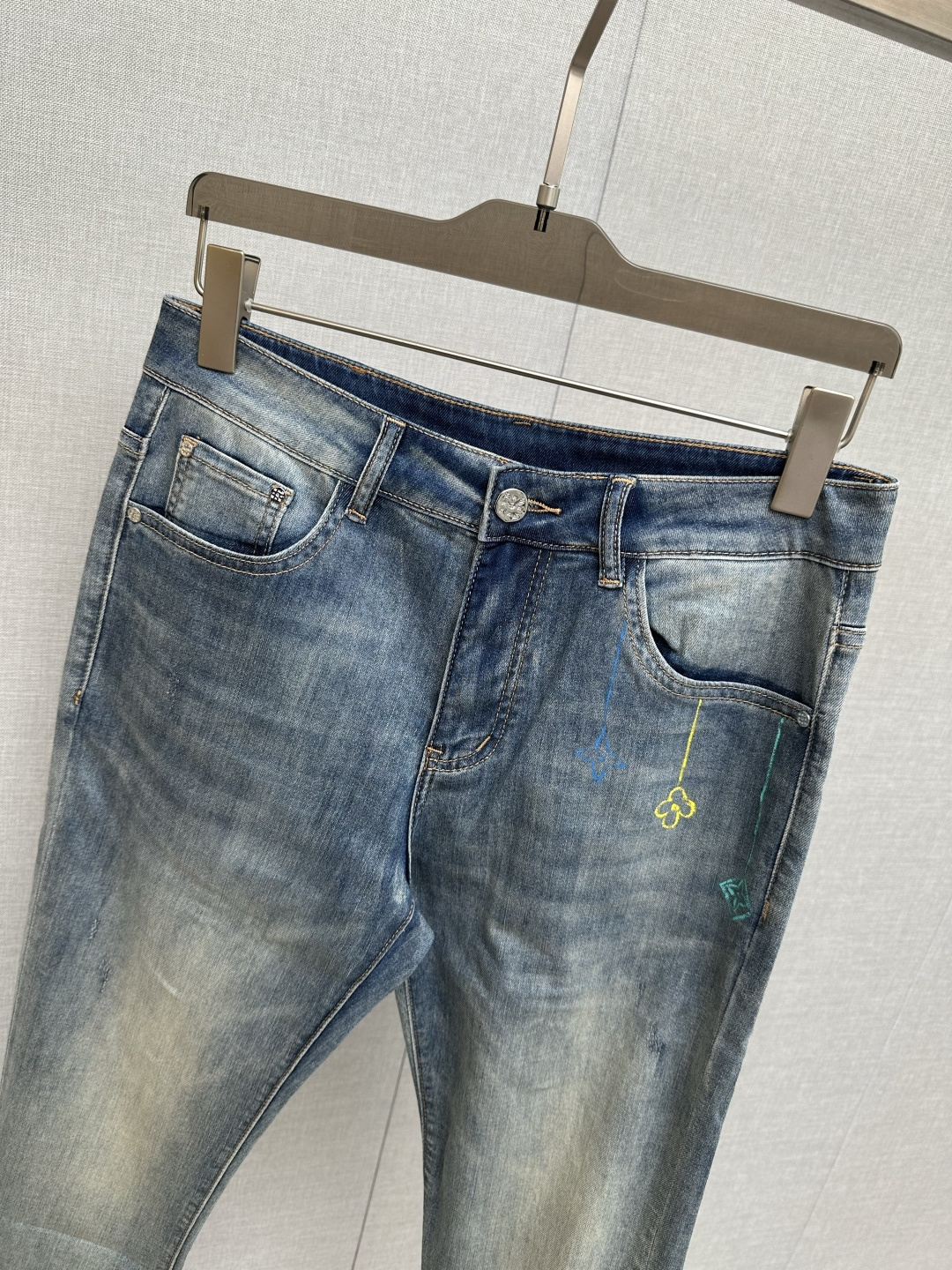 LV 官网专柜同步有售，原单狠货，超级有范儿的一款牛仔裤，定制原版水洗牛仔面料，独特设计，顶级印花工艺字