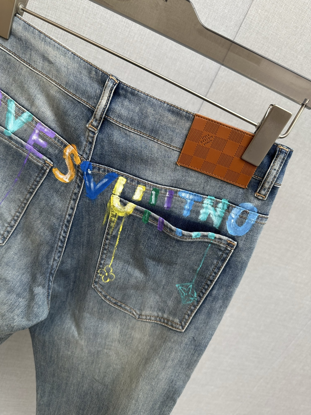 LV 官网专柜同步有售，原单狠货，超级有范儿的一款牛仔裤，定制原版水洗牛仔面料，独特设计，顶级印花工艺字