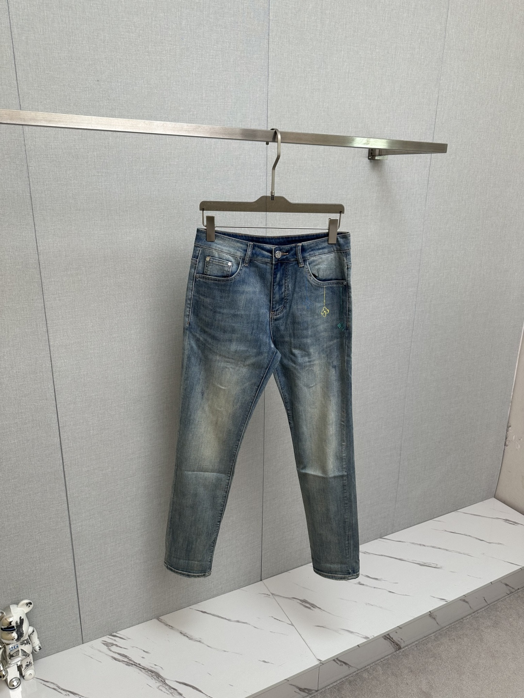 LV 官网专柜同步有售，原单狠货，超级有范儿的一款牛仔裤，定制原版水洗牛仔面料，独特设计，顶级印花工艺字