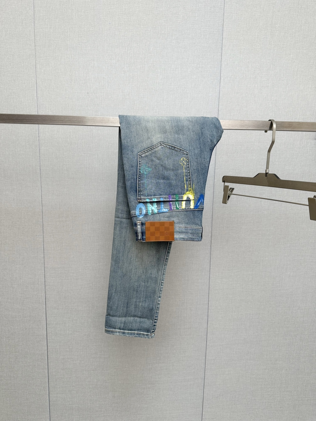 LV 官网专柜同步有售，原单狠货，超级有范儿的一款牛仔裤，定制原版水洗牛仔面料，独特设计，顶级印花工艺字