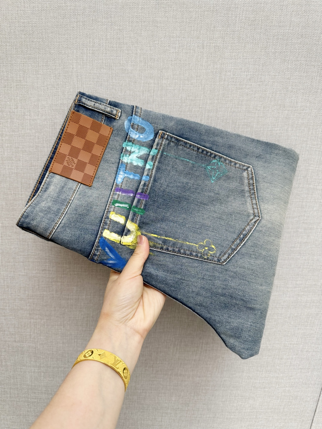 LV 官网专柜同步有售，原单狠货，超级有范儿的一款牛仔裤，定制原版水洗牛仔面料，独特设计，顶级印花工艺字