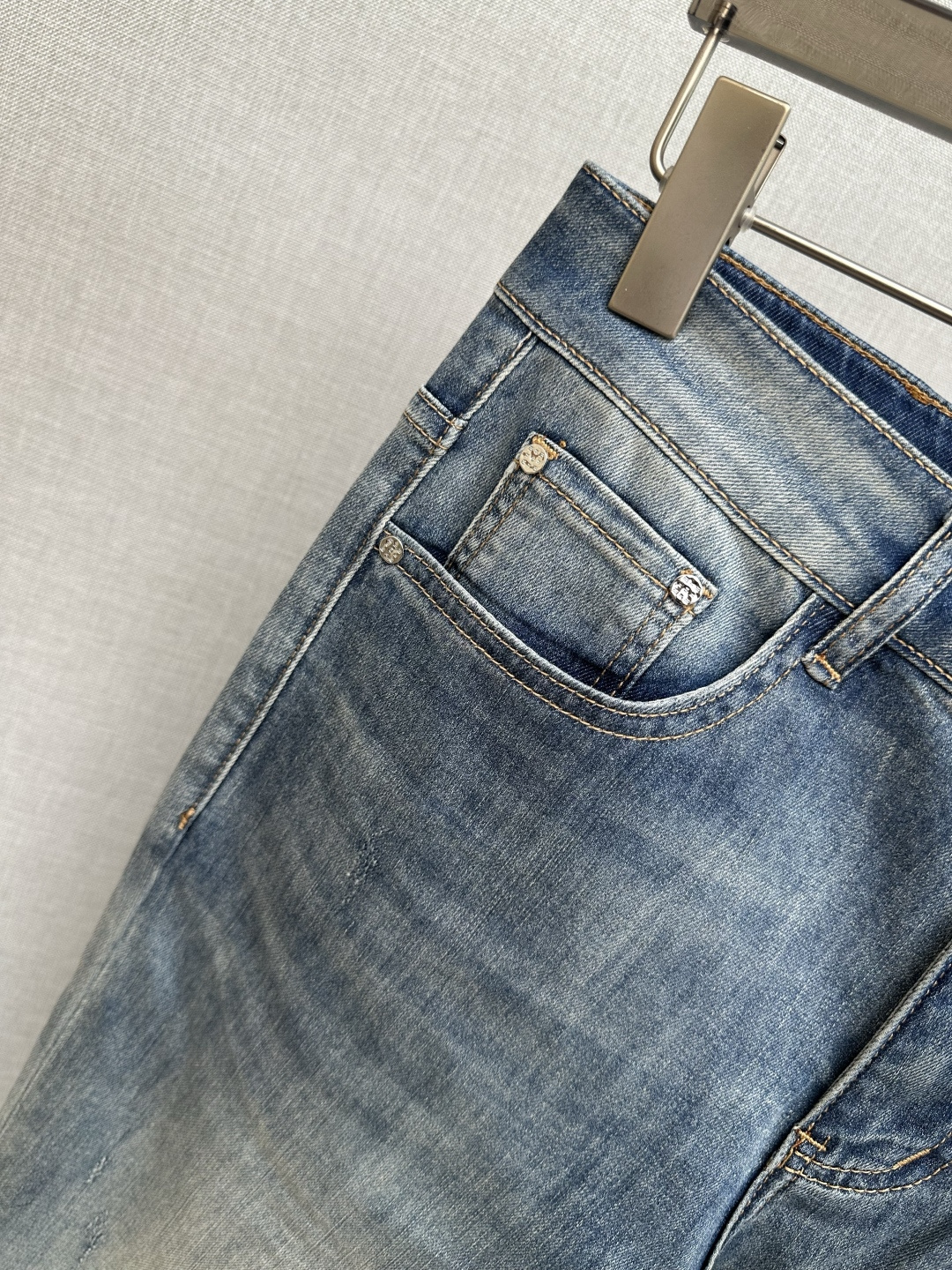 LV 官网专柜同步有售，原单狠货，超级有范儿的一款牛仔裤，定制原版水洗牛仔面料，独特设计，顶级印花工艺字