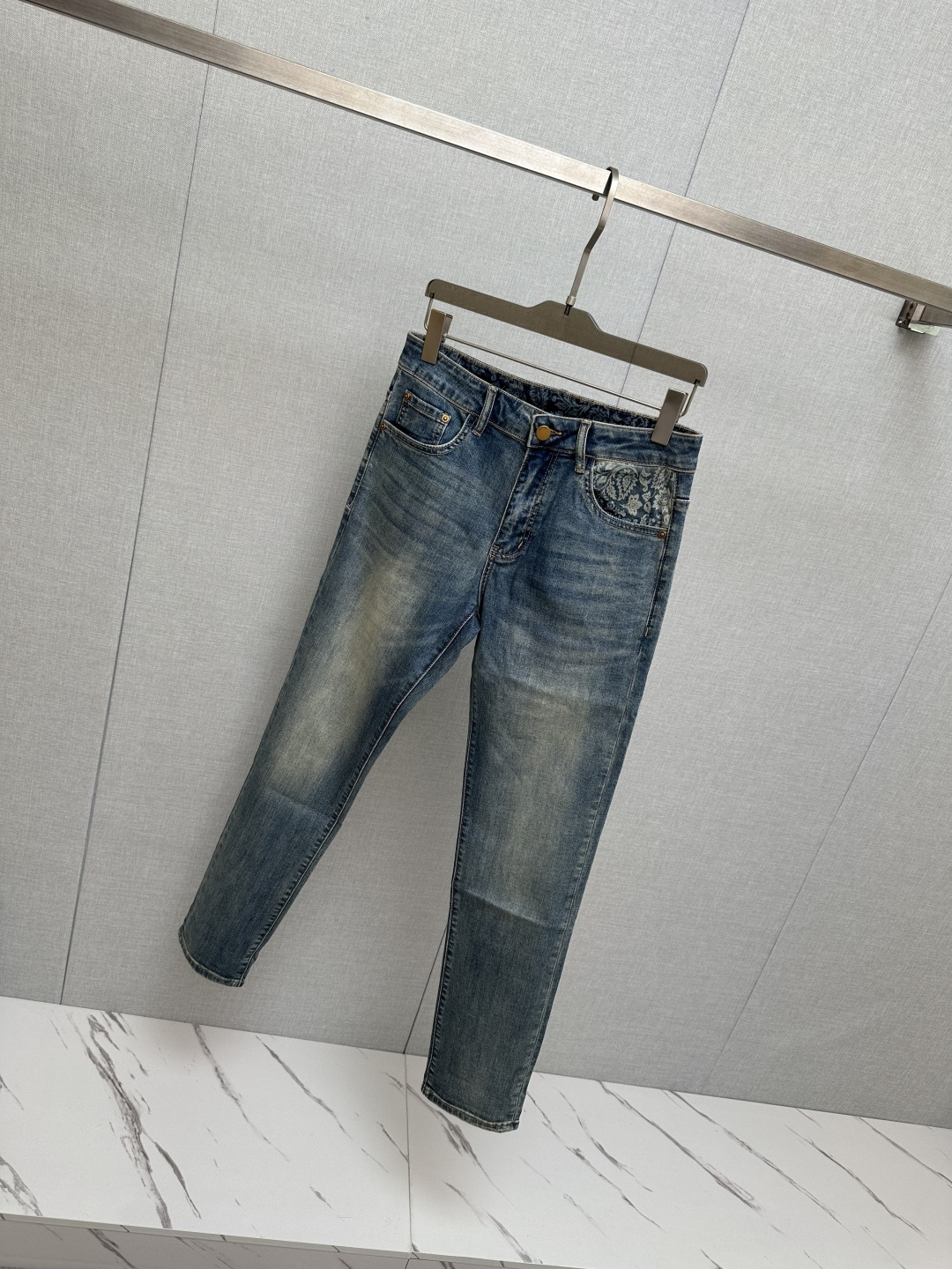 DG 官网专柜同步有售，原单狠货，超级有范儿的一款牛仔裤，定制原版水洗牛仔面料，独特设计，顶级印花工艺字