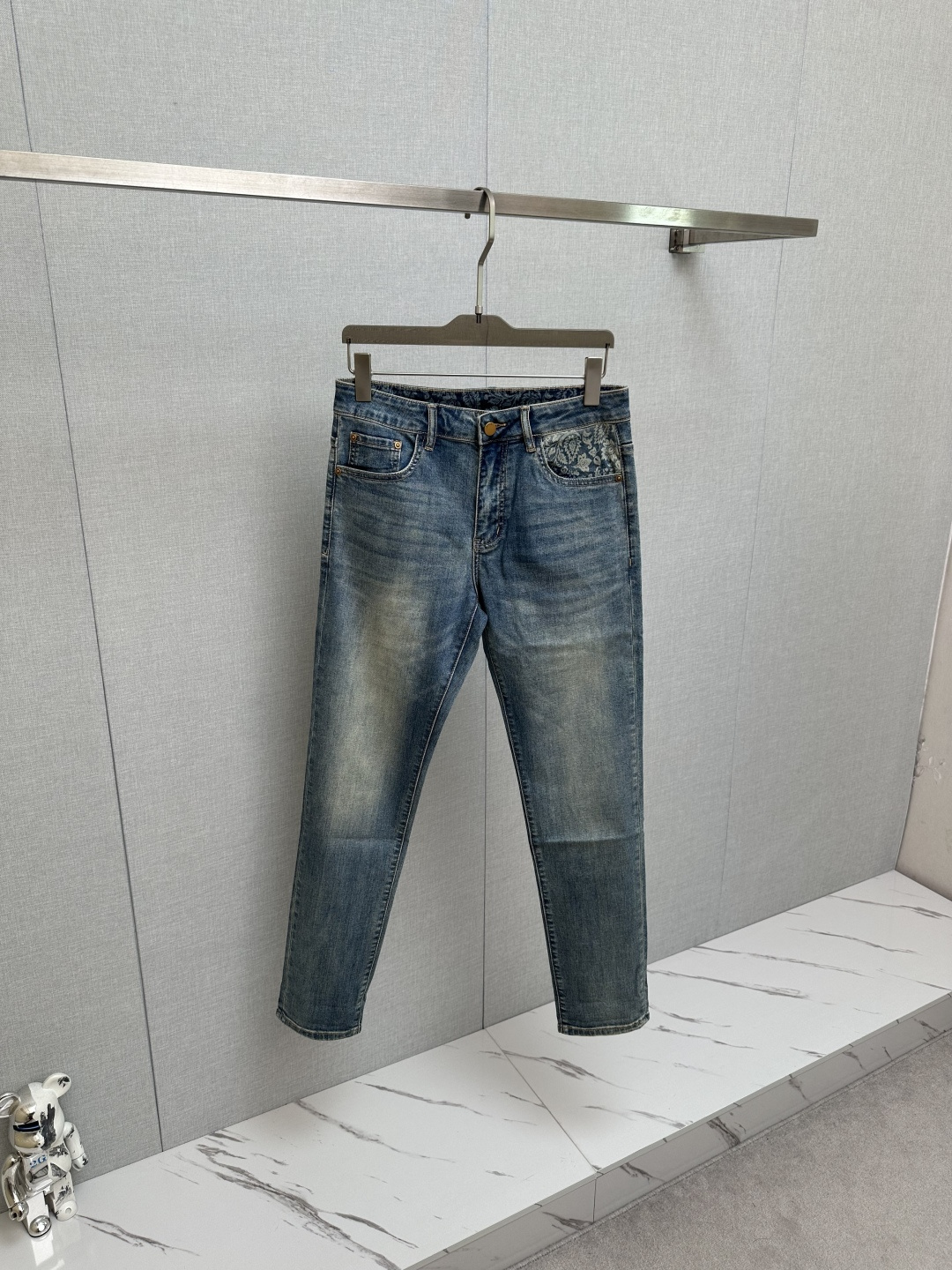 DG 官网专柜同步有售，原单狠货，超级有范儿的一款牛仔裤，定制原版水洗牛仔面料，独特设计，顶级印花工艺字