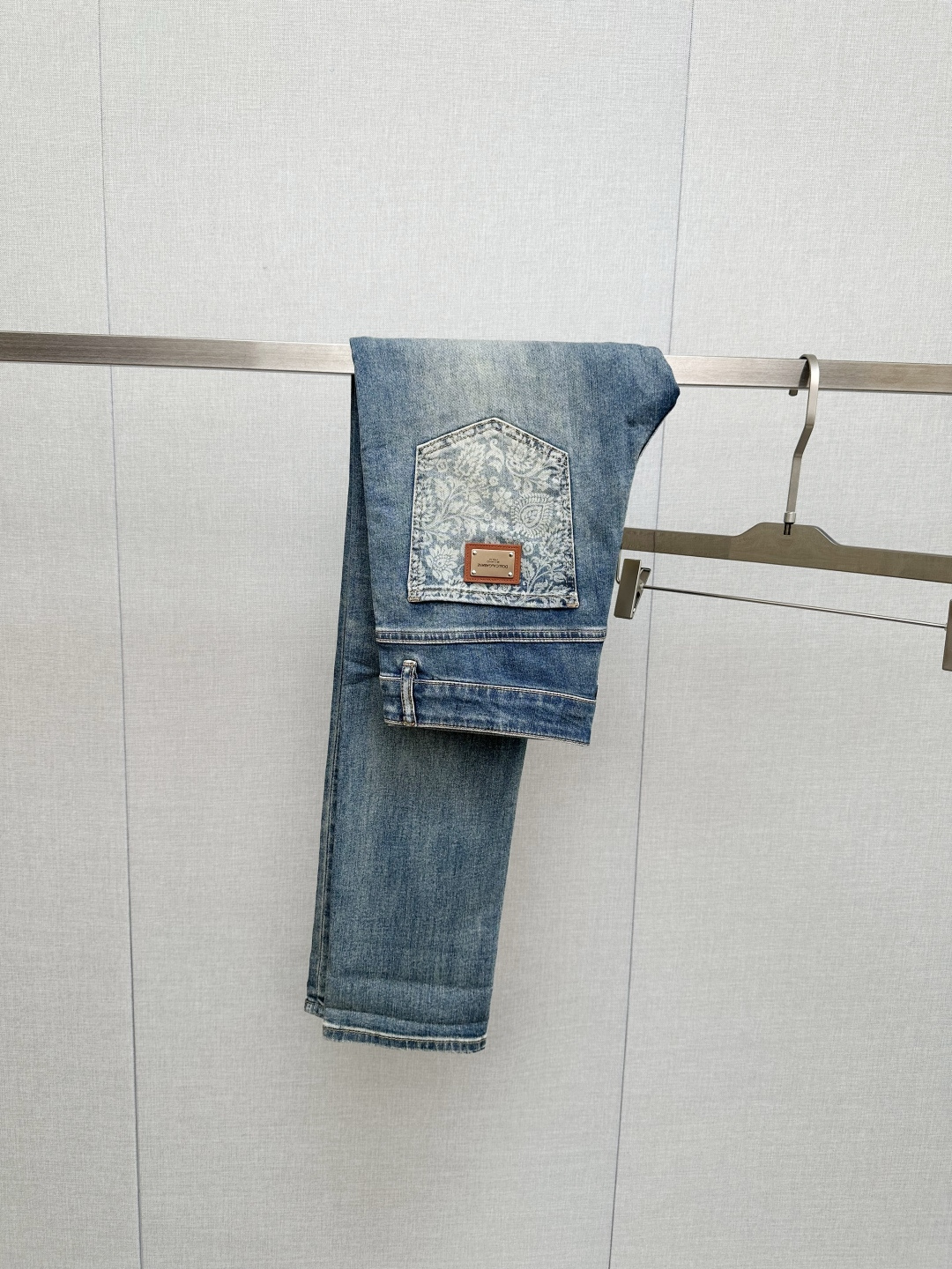 DG 官网专柜同步有售，原单狠货，超级有范儿的一款牛仔裤，定制原版水洗牛仔面料，独特设计，顶级印花工艺字