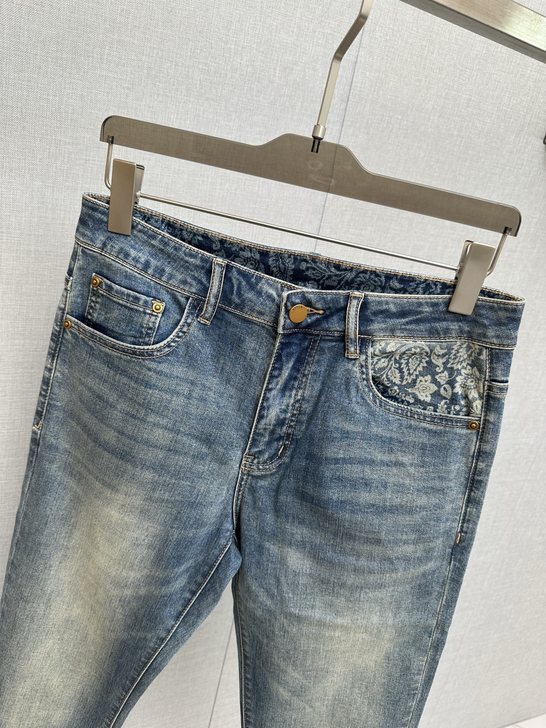 DG 官网专柜同步有售，原单狠货，超级有范儿的一款牛仔裤，定制原版水洗牛仔面料，独特设计，顶级印花工艺字