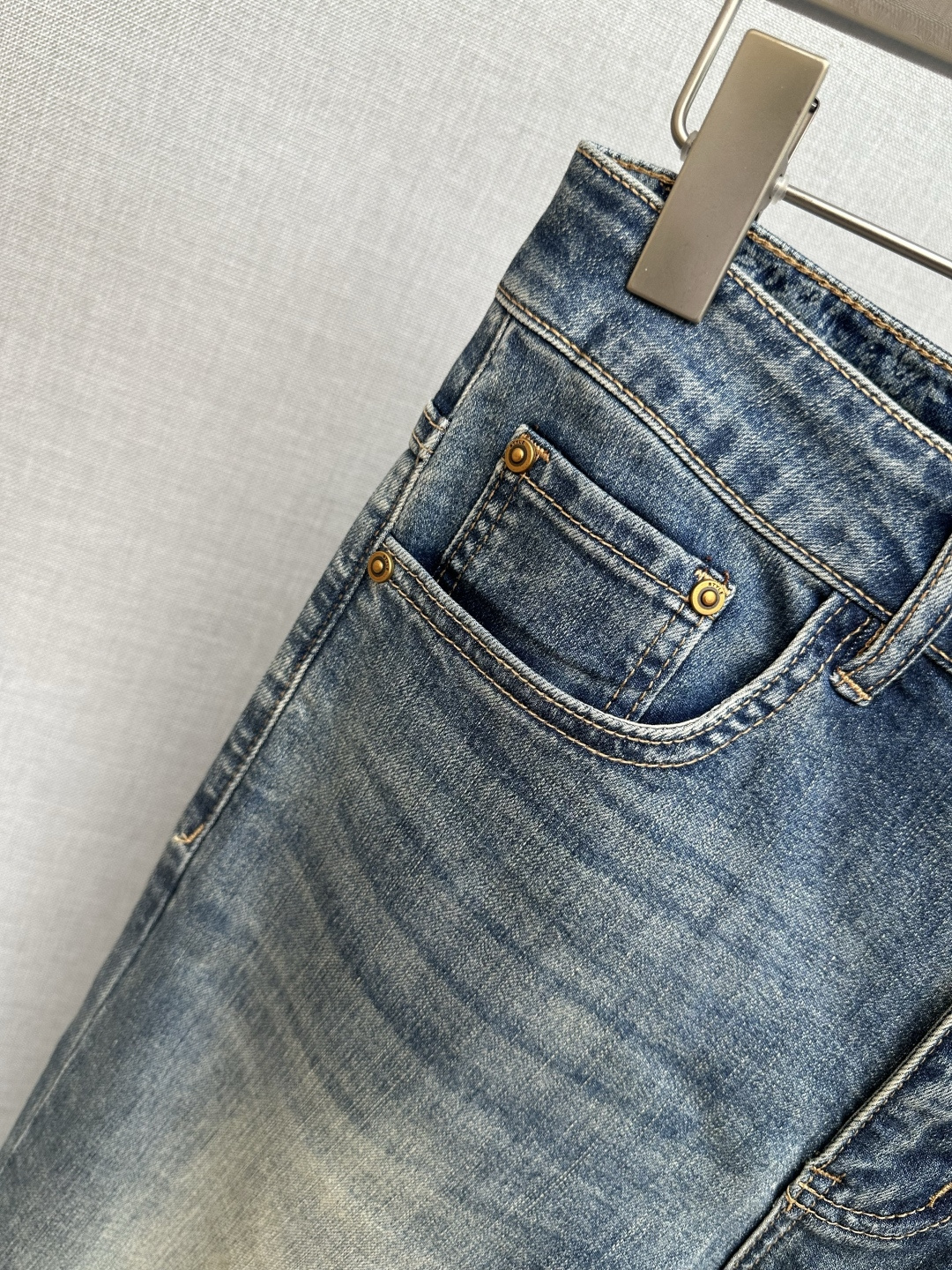 DG 官网专柜同步有售，原单狠货，超级有范儿的一款牛仔裤，定制原版水洗牛仔面料，独特设计，顶级印花工艺字