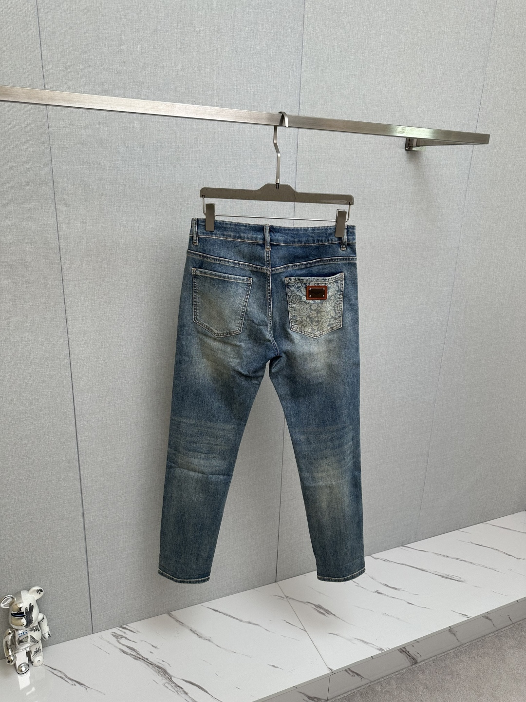 DG 官网专柜同步有售，原单狠货，超级有范儿的一款牛仔裤，定制原版水洗牛仔面料，独特设计，顶级印花工艺字