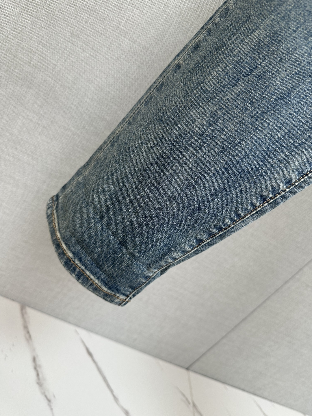 DG 官网专柜同步有售，原单狠货，超级有范儿的一款牛仔裤，定制原版水洗牛仔面料，独特设计，顶级印花工艺字