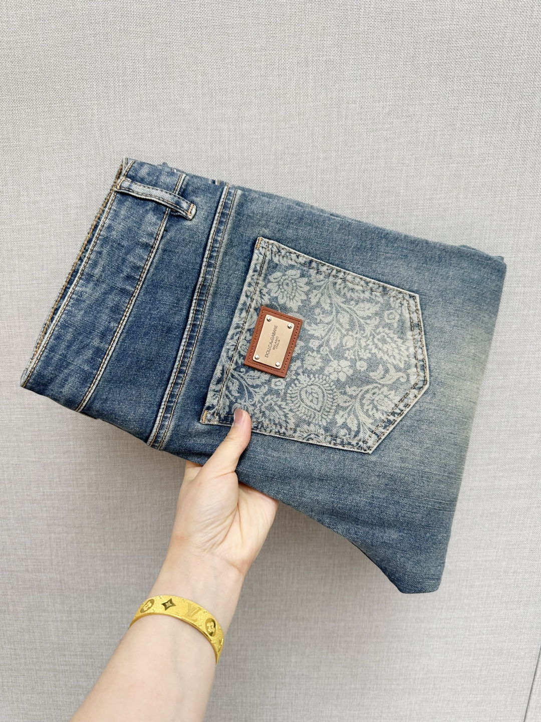 DG 官网专柜同步有售，原单狠货，超级有范儿的一款牛仔裤，定制原版水洗牛仔面料，独特设计，顶级印花工艺字