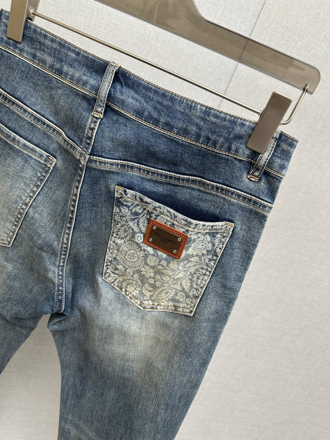 DG 官网专柜同步有售，原单狠货，超级有范儿的一款牛仔裤，定制原版水洗牛仔面料，独特设计，顶级印花工艺字