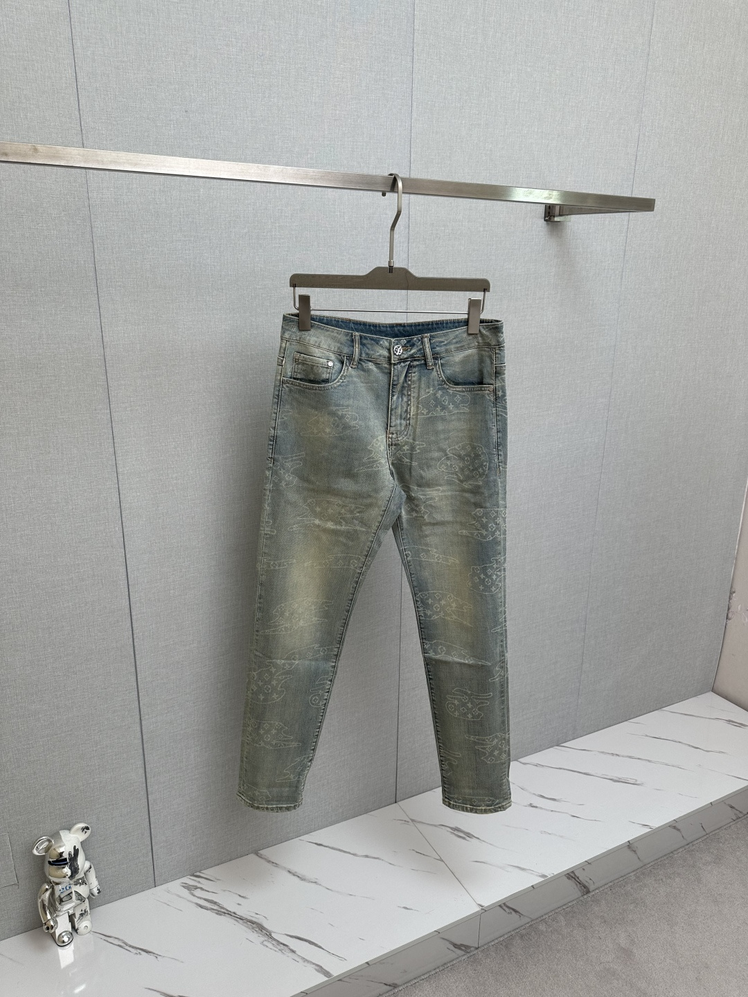 LV 官网专柜同步有售，原单狠货，超级有范儿的一款牛仔裤，定制原版水洗牛仔面料，独特设计，顶级印花工艺字