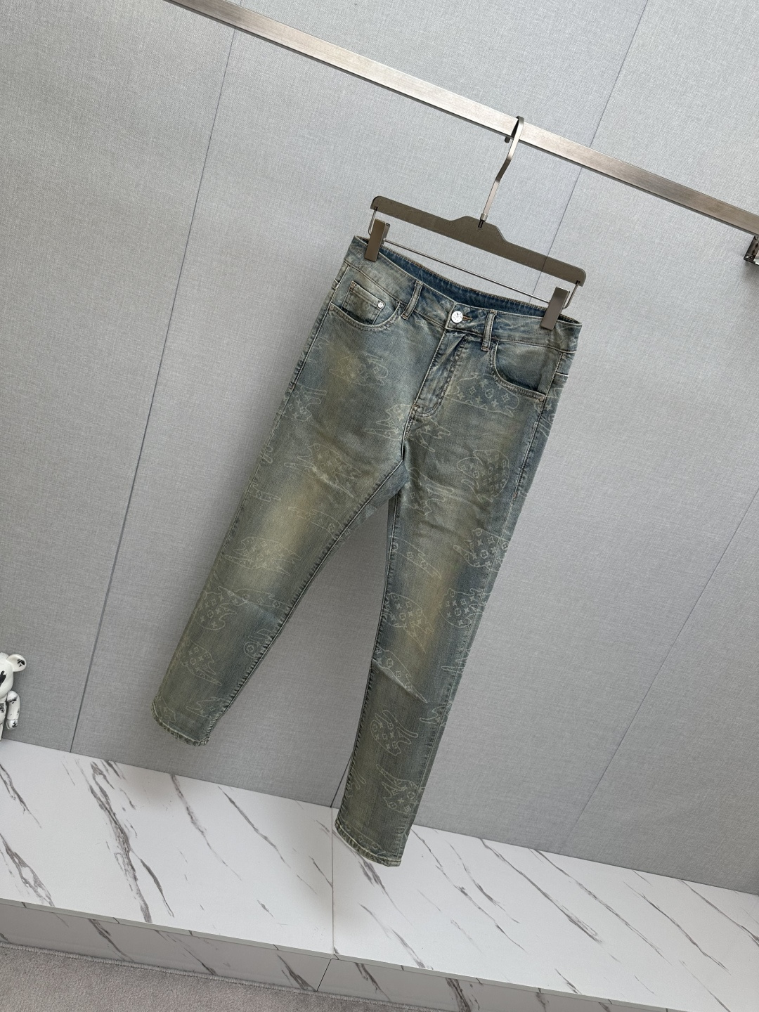 LV 官网专柜同步有售，原单狠货，超级有范儿的一款牛仔裤，定制原版水洗牛仔面料，独特设计，顶级印花工艺字