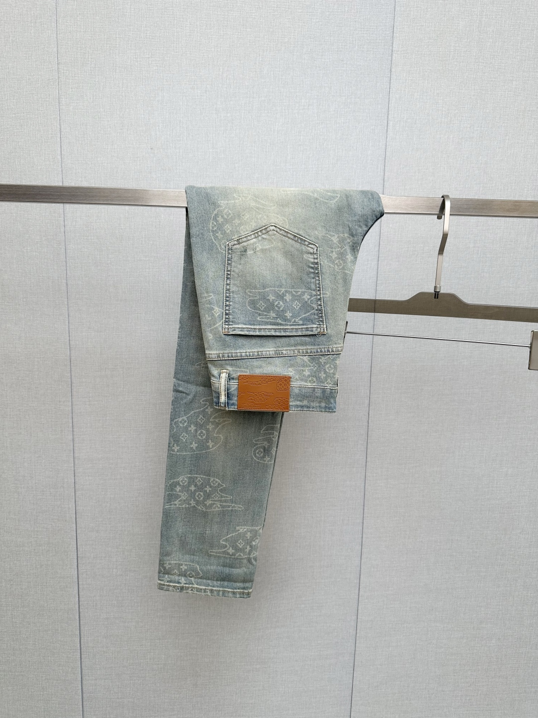 LV 官网专柜同步有售，原单狠货，超级有范儿的一款牛仔裤，定制原版水洗牛仔面料，独特设计，顶级印花工艺字