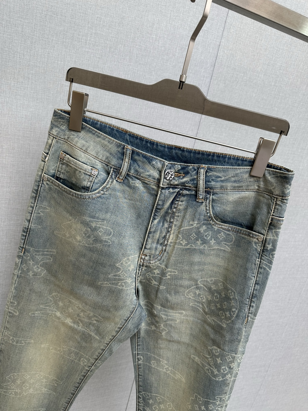 LV 官网专柜同步有售，原单狠货，超级有范儿的一款牛仔裤，定制原版水洗牛仔面料，独特设计，顶级印花工艺字