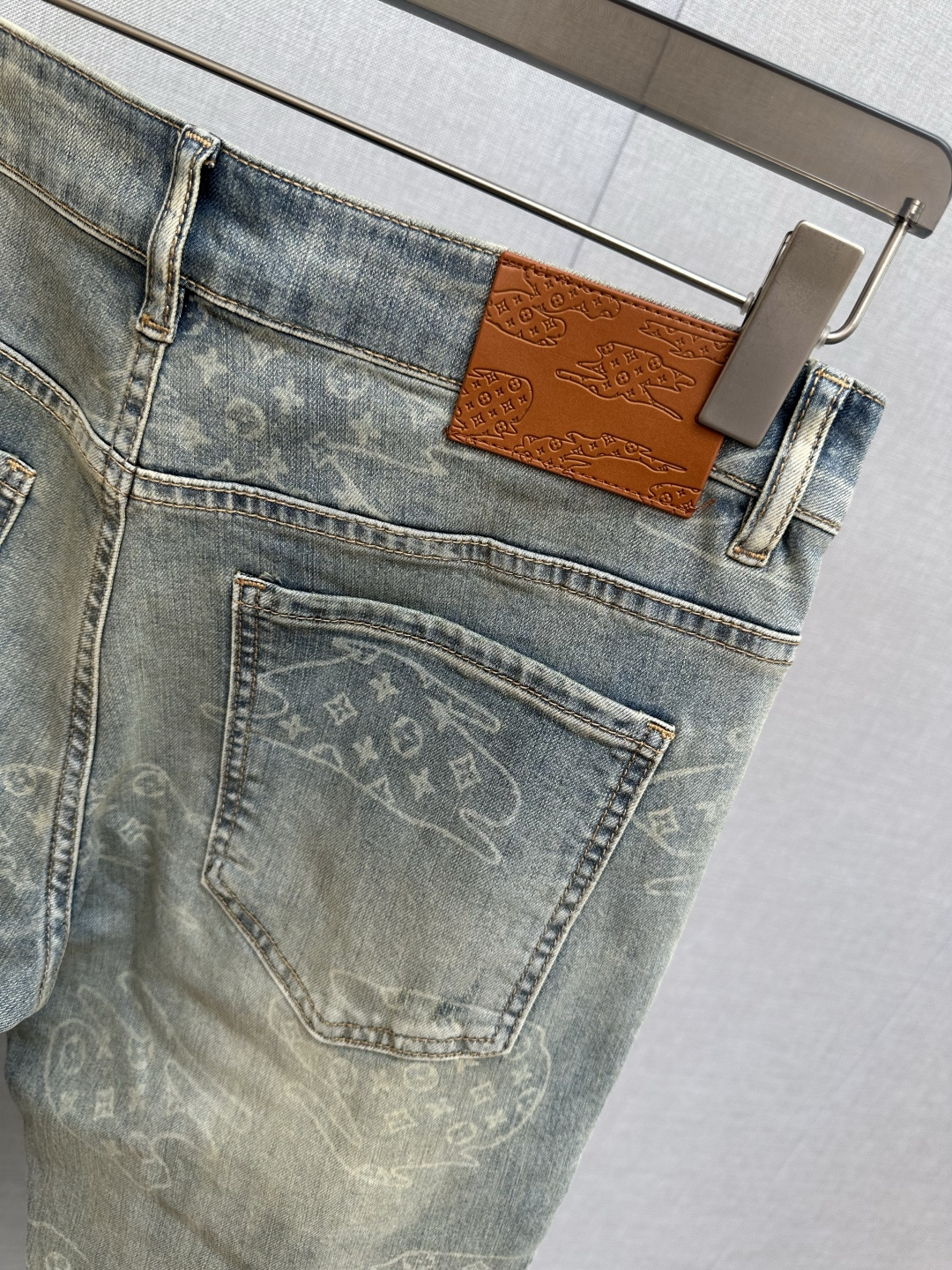 LV 官网专柜同步有售，原单狠货，超级有范儿的一款牛仔裤，定制原版水洗牛仔面料，独特设计，顶级印花工艺字