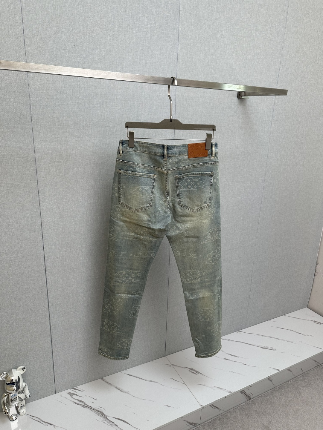 LV 官网专柜同步有售，原单狠货，超级有范儿的一款牛仔裤，定制原版水洗牛仔面料，独特设计，顶级印花工艺字