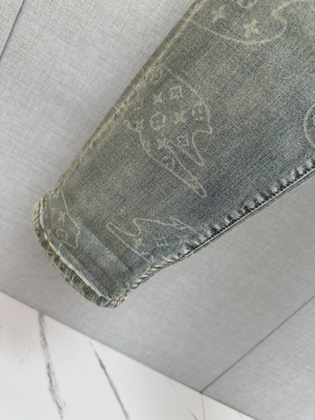 LV 官网专柜同步有售，原单狠货，超级有范儿的一款牛仔裤，定制原版水洗牛仔面料，独特设计，顶级印花工艺字