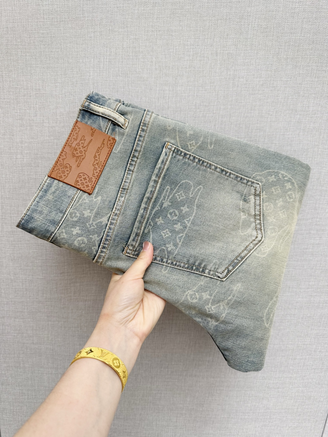 LV 官网专柜同步有售，原单狠货，超级有范儿的一款牛仔裤，定制原版水洗牛仔面料，独特设计，顶级印花工艺字