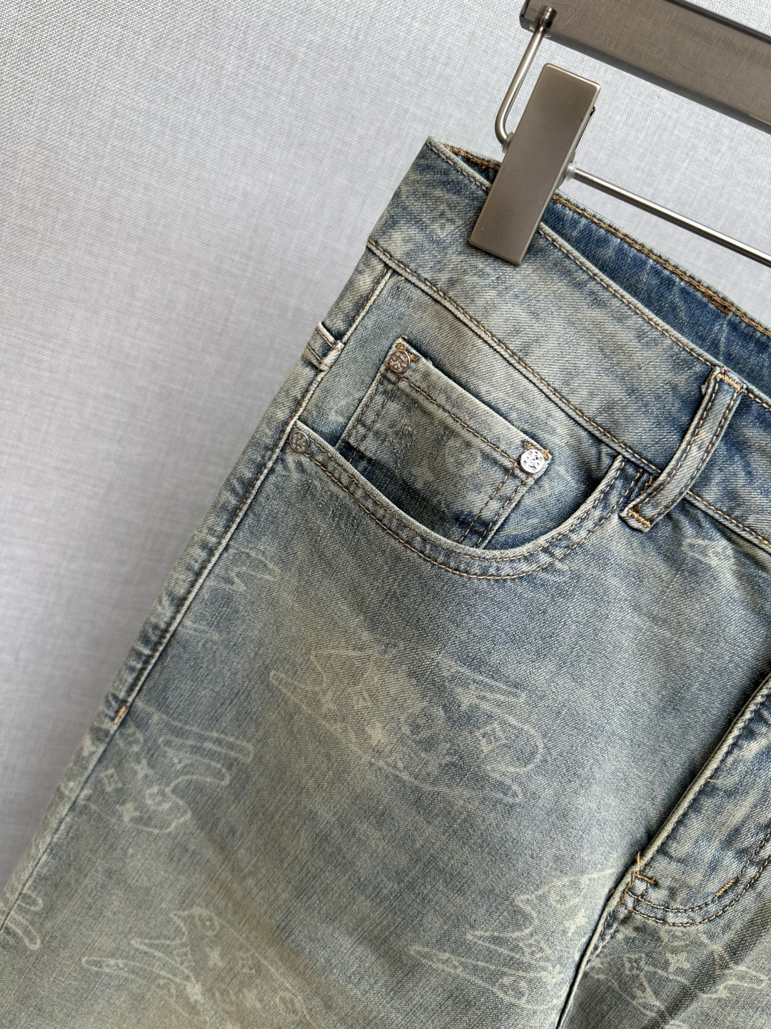 LV 官网专柜同步有售，原单狠货，超级有范儿的一款牛仔裤，定制原版水洗牛仔面料，独特设计，顶级印花工艺字