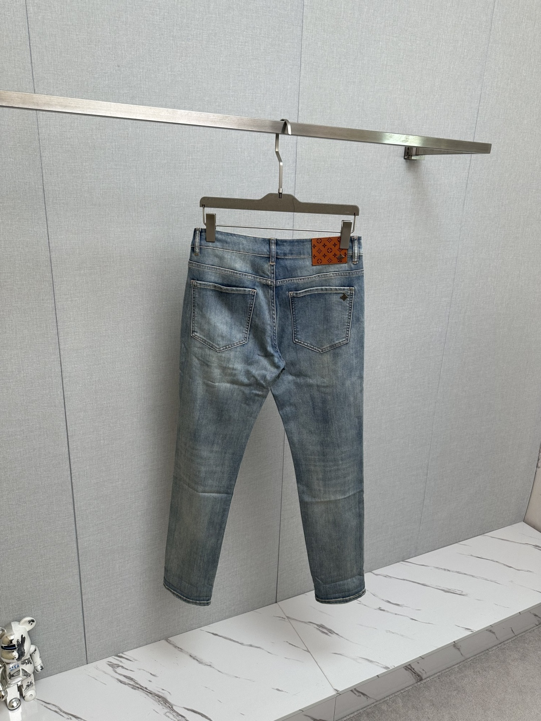 LV 官网专柜同步有售，原单狠货，超级有范儿的一款牛仔裤，定制原版水洗牛仔面料，独特设计，顶级印花工艺字
