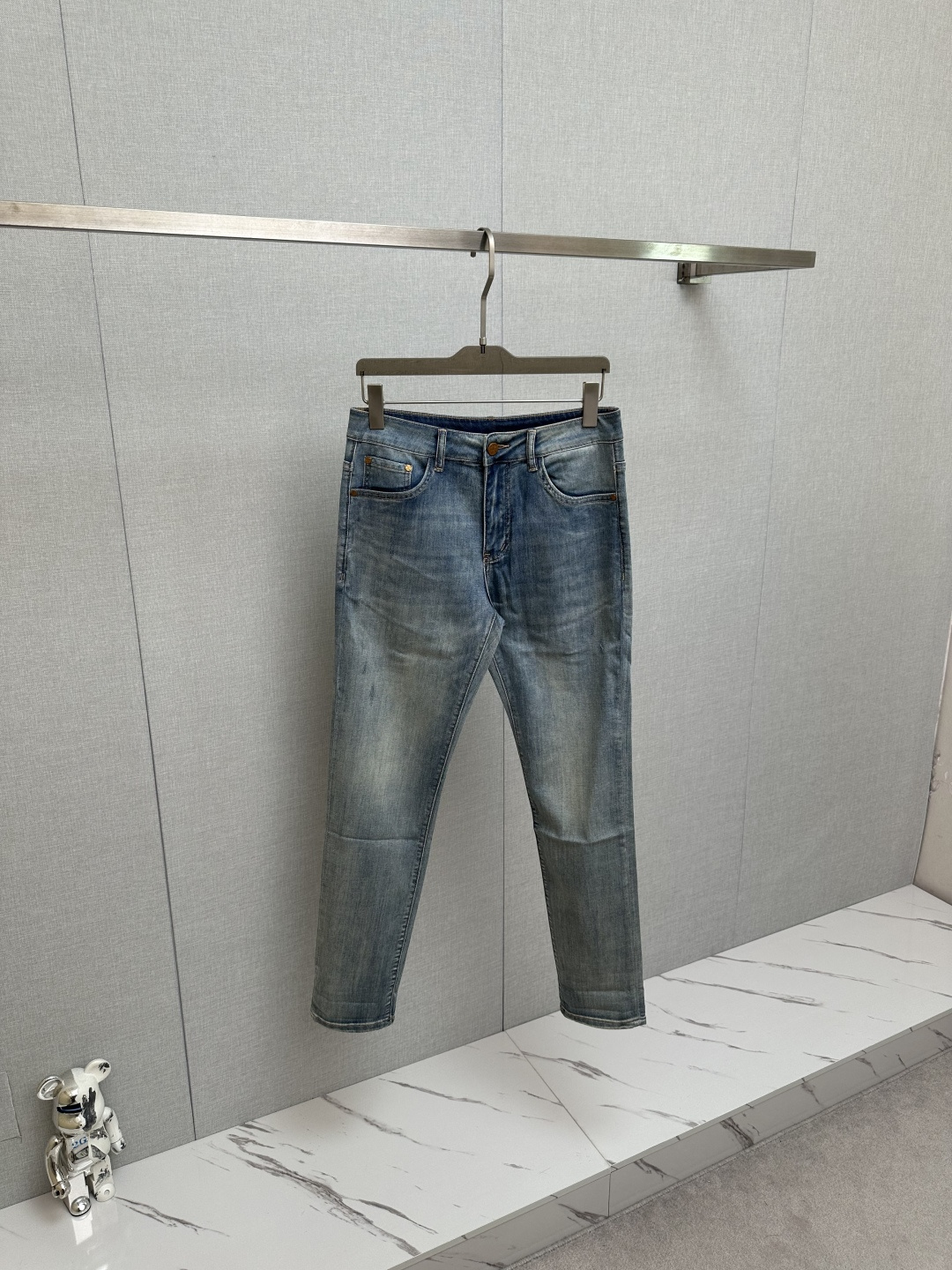 LV 官网专柜同步有售，原单狠货，超级有范儿的一款牛仔裤，定制原版水洗牛仔面料，独特设计，顶级印花工艺字