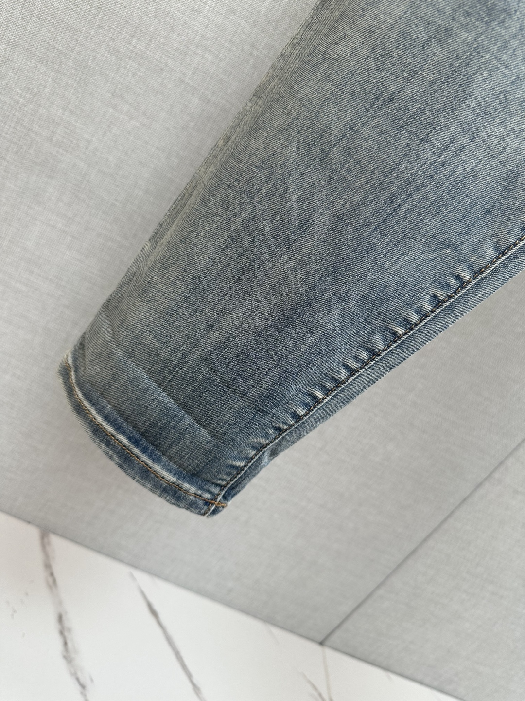 LV 官网专柜同步有售，原单狠货，超级有范儿的一款牛仔裤，定制原版水洗牛仔面料，独特设计，顶级印花工艺字