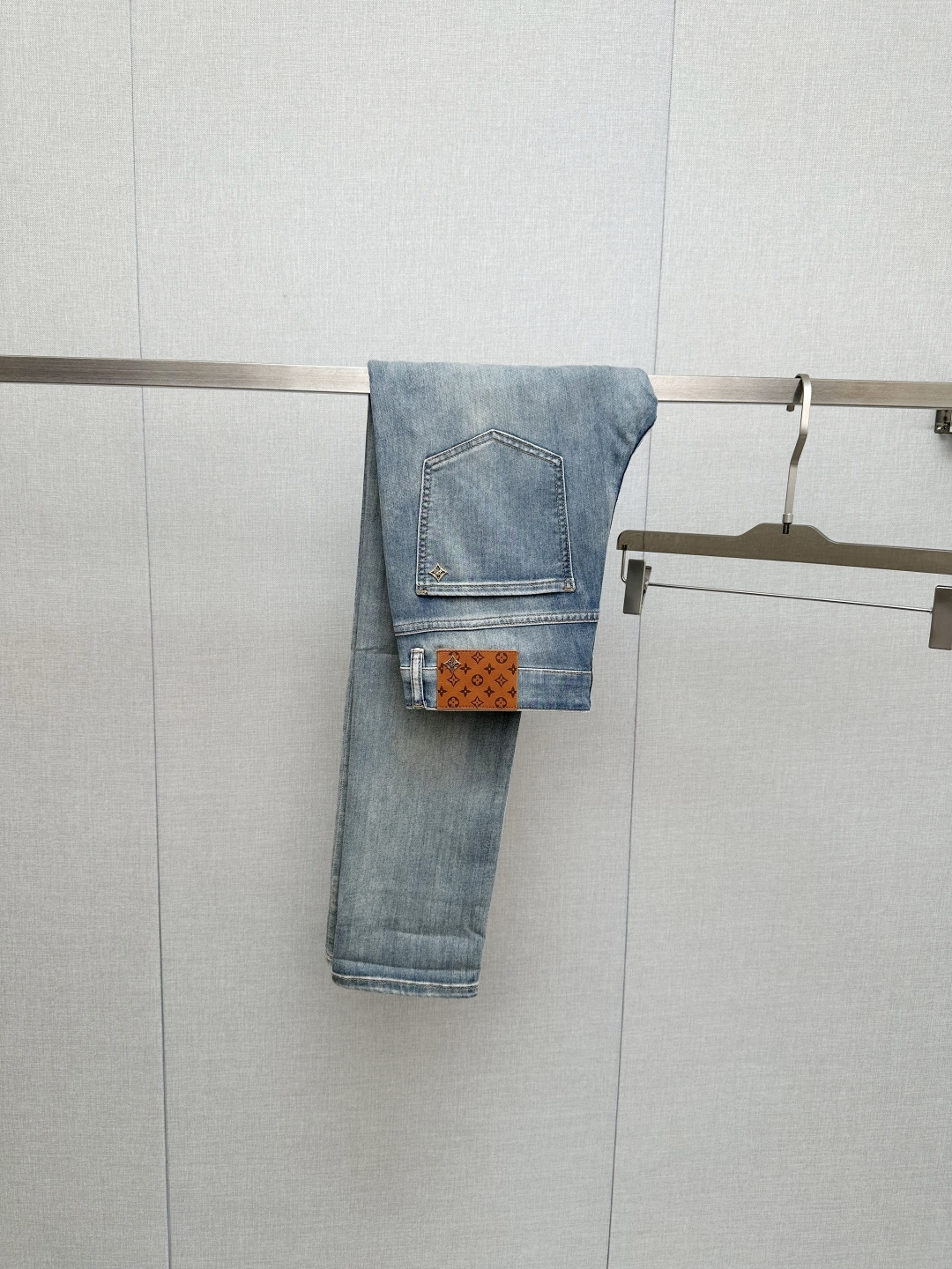 LV 官网专柜同步有售，原单狠货，超级有范儿的一款牛仔裤，定制原版水洗牛仔面料，独特设计，顶级印花工艺字