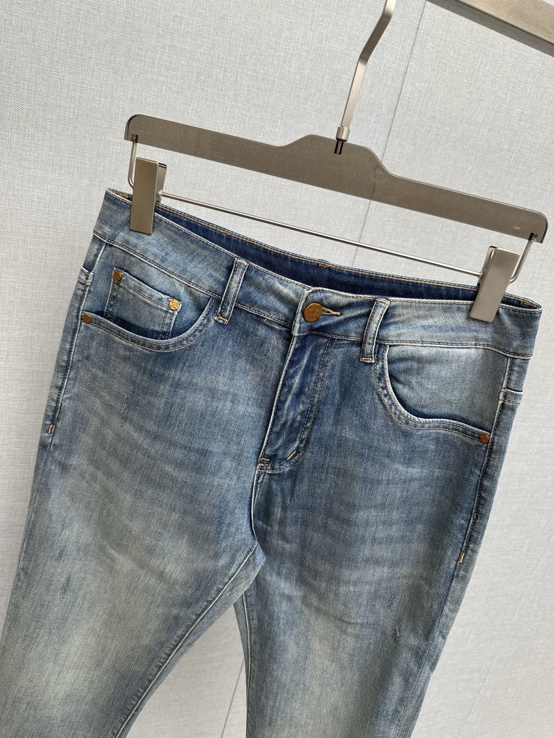 LV 官网专柜同步有售，原单狠货，超级有范儿的一款牛仔裤，定制原版水洗牛仔面料，独特设计，顶级印花工艺字