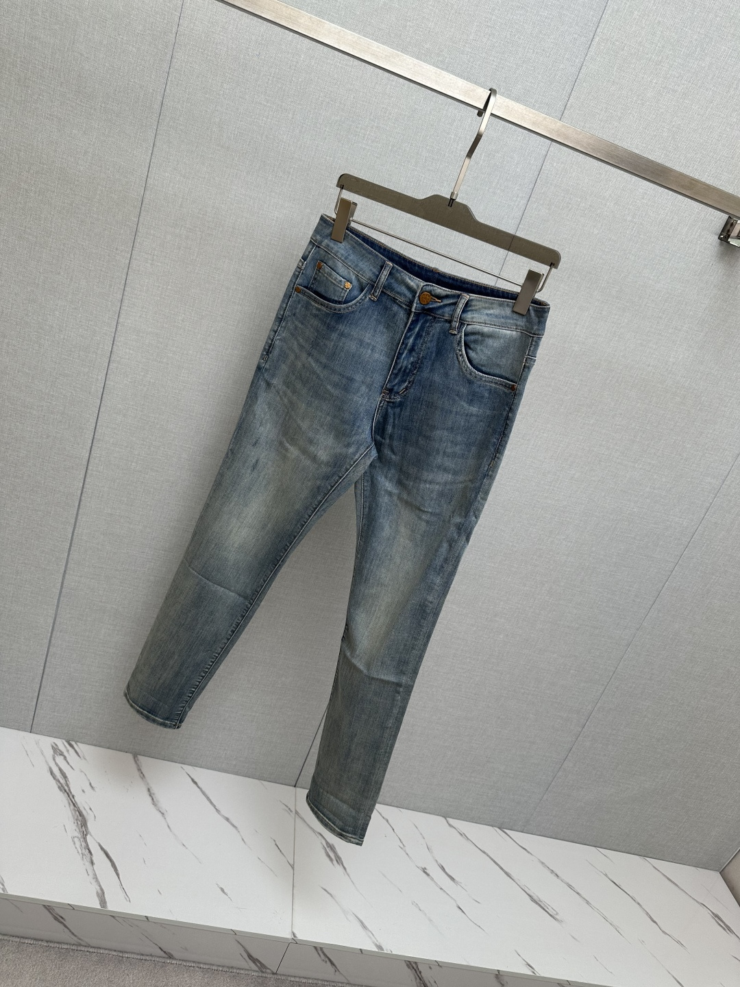 LV 官网专柜同步有售，原单狠货，超级有范儿的一款牛仔裤，定制原版水洗牛仔面料，独特设计，顶级印花工艺字