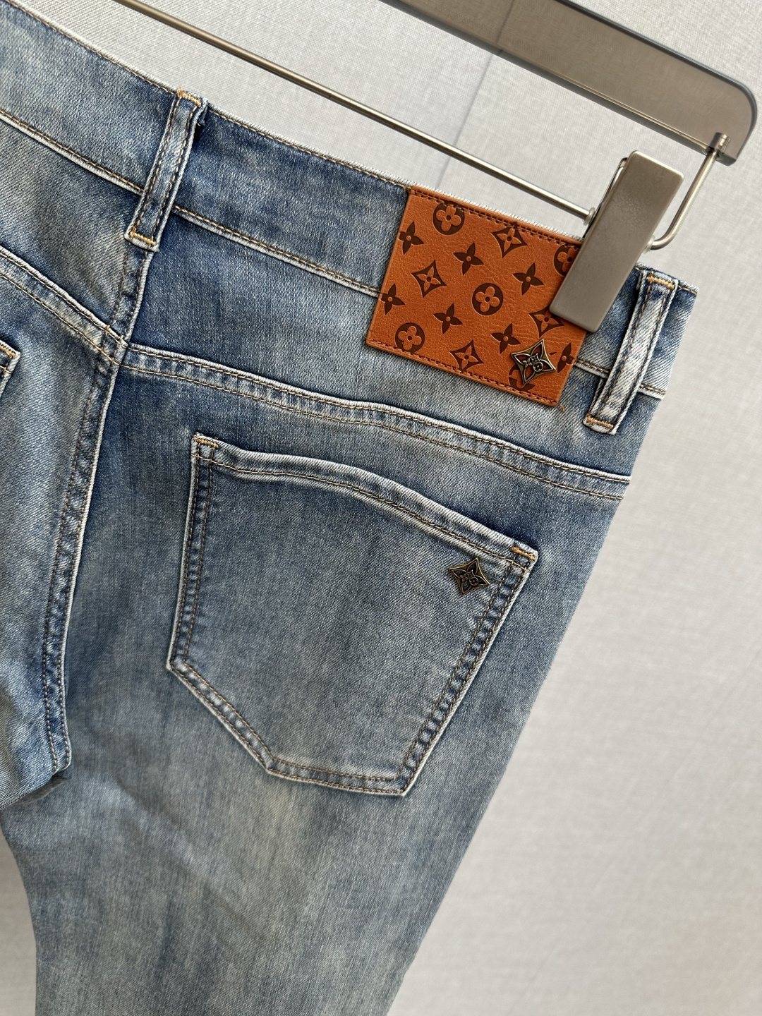 LV 官网专柜同步有售，原单狠货，超级有范儿的一款牛仔裤，定制原版水洗牛仔面料，独特设计，顶级印花工艺字