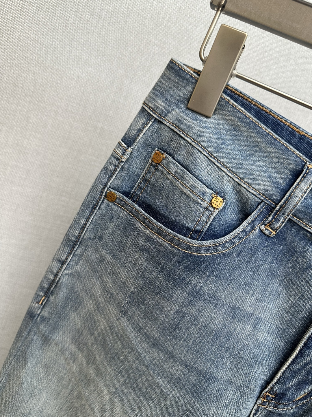 LV 官网专柜同步有售，原单狠货，超级有范儿的一款牛仔裤，定制原版水洗牛仔面料，独特设计，顶级印花工艺字