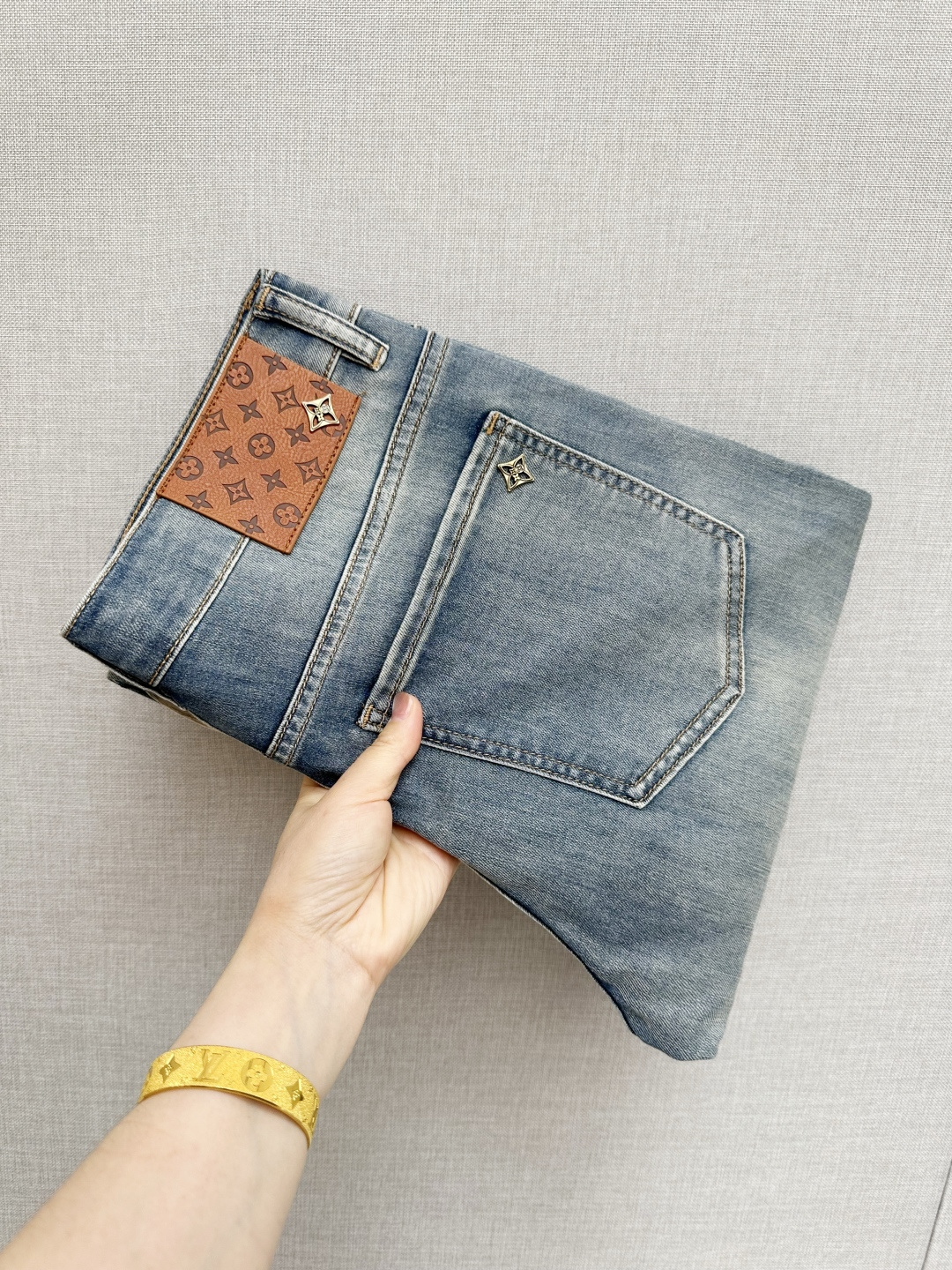 LV 官网专柜同步有售，原单狠货，超级有范儿的一款牛仔裤，定制原版水洗牛仔面料，独特设计，顶级印花工艺字