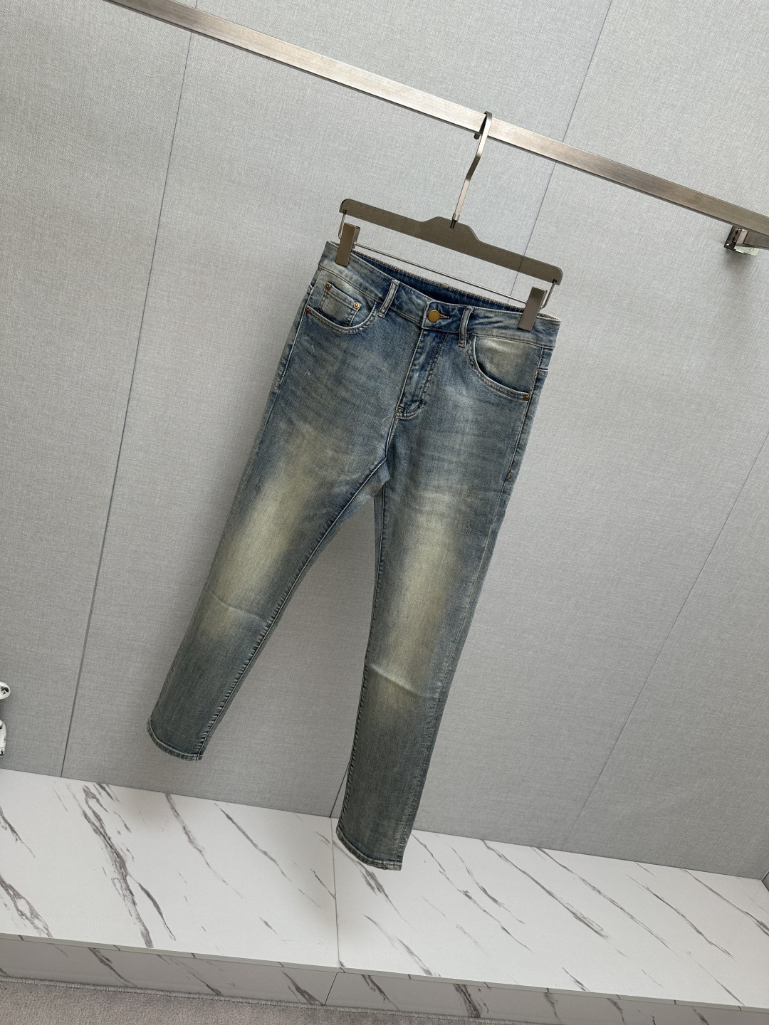 官网专柜同步有售，原单狠货，超级有范儿的一款牛仔裤，定制原版水洗牛仔面料，独特设计，顶级印花工艺字母图案