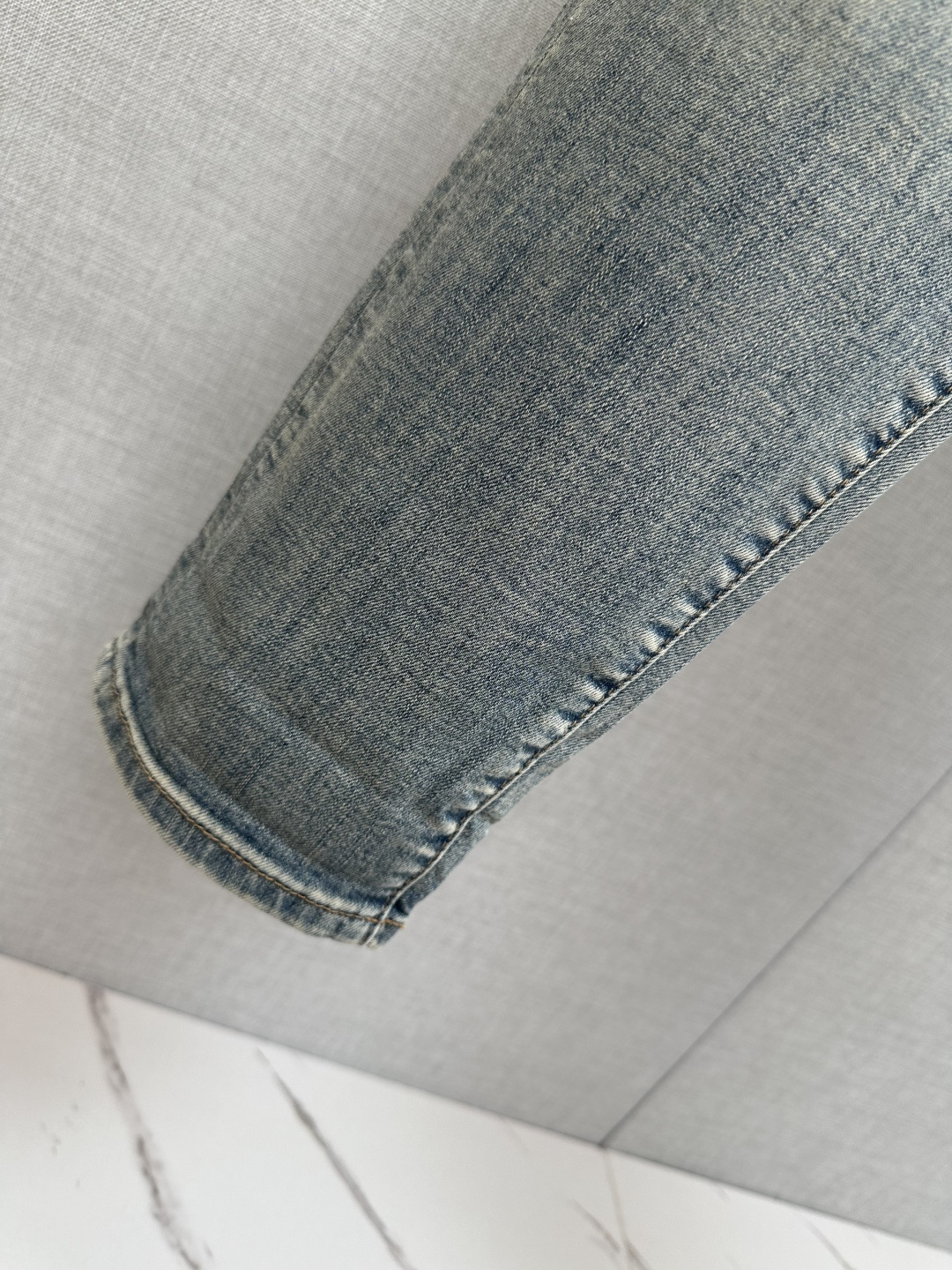 官网专柜同步有售，原单狠货，超级有范儿的一款牛仔裤，定制原版水洗牛仔面料，独特设计，顶级印花工艺字母图案