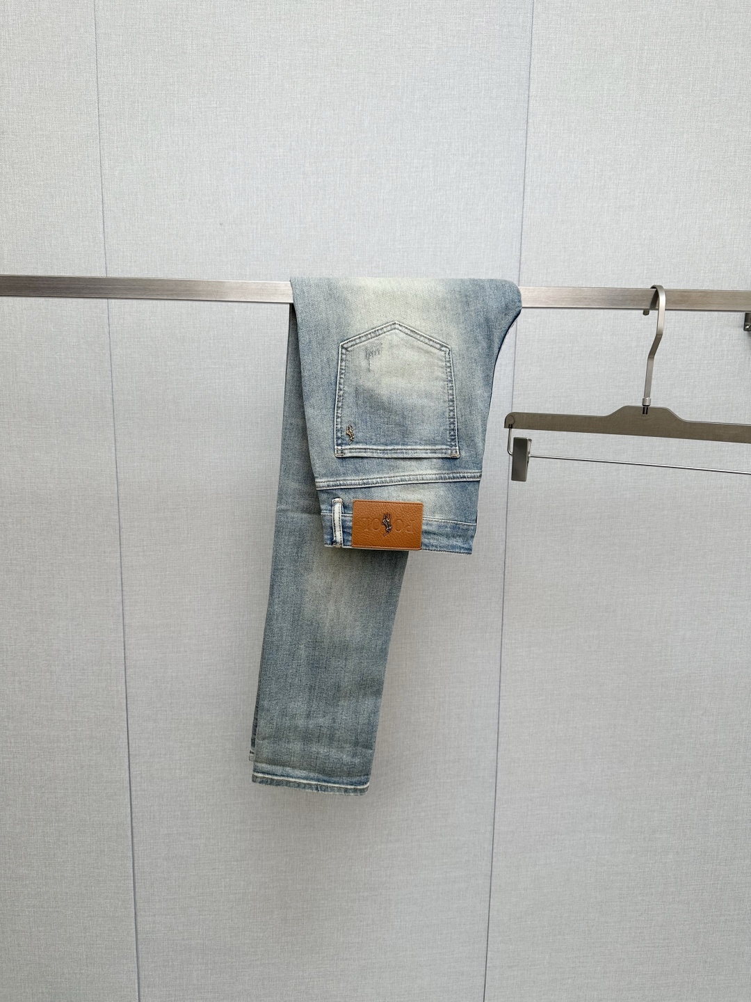 官网专柜同步有售，原单狠货，超级有范儿的一款牛仔裤，定制原版水洗牛仔面料，独特设计，顶级印花工艺字母图案