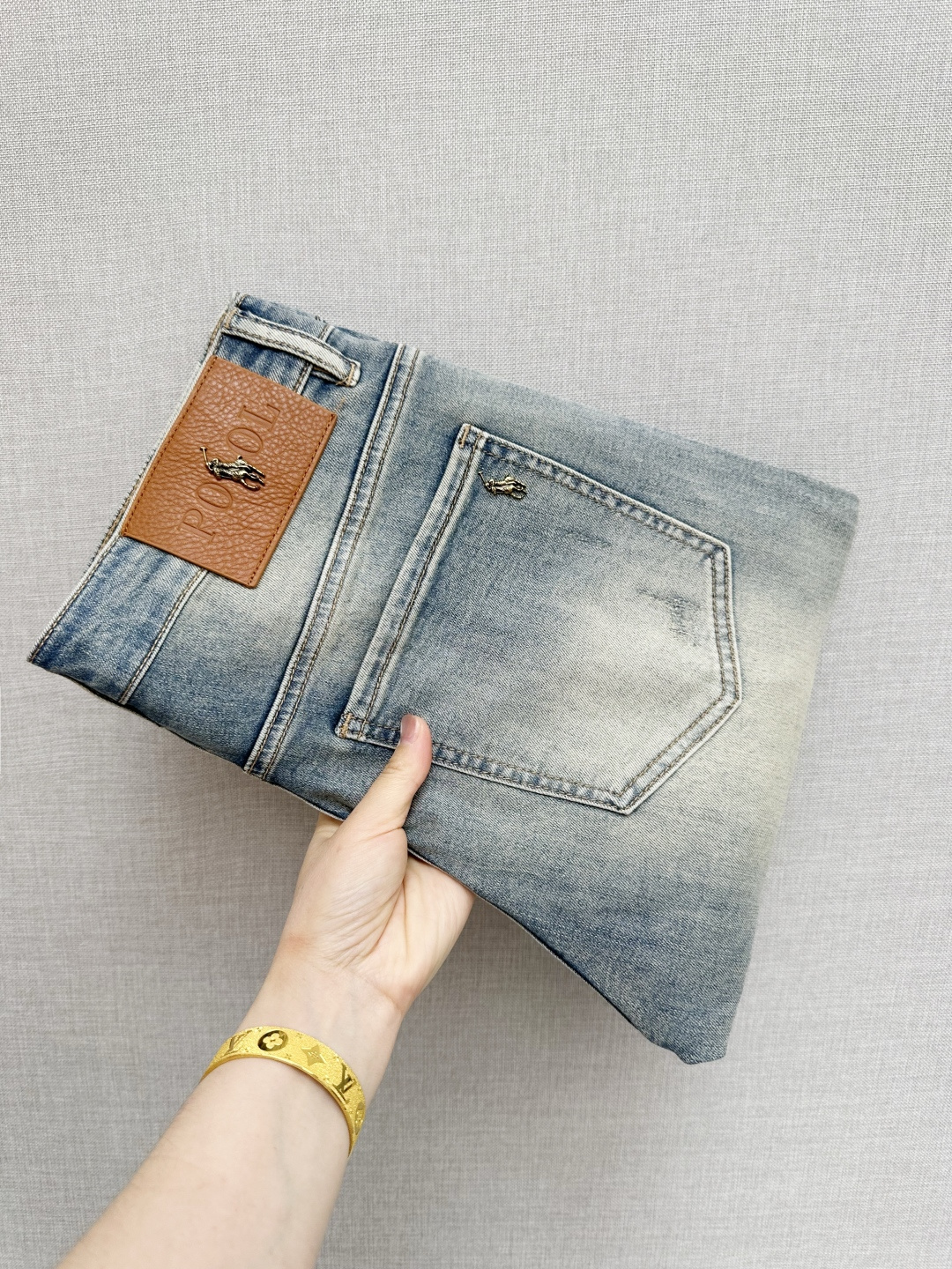 官网专柜同步有售，原单狠货，超级有范儿的一款牛仔裤，定制原版水洗牛仔面料，独特设计，顶级印花工艺字母图案