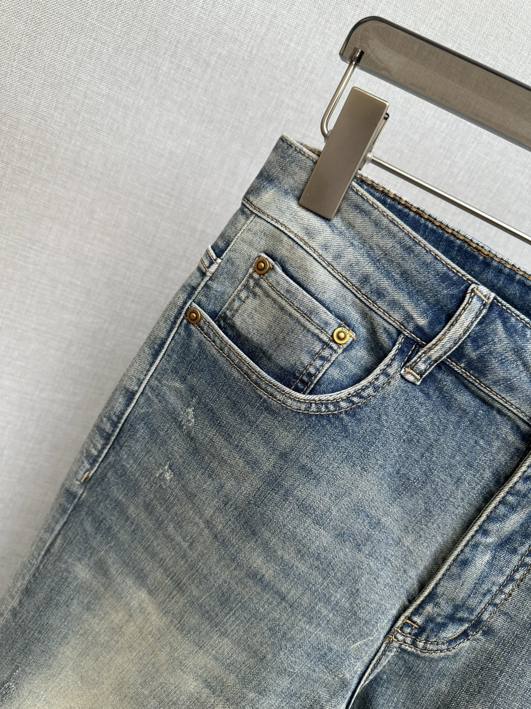 官网专柜同步有售，原单狠货，超级有范儿的一款牛仔裤，定制原版水洗牛仔面料，独特设计，顶级印花工艺字母图案