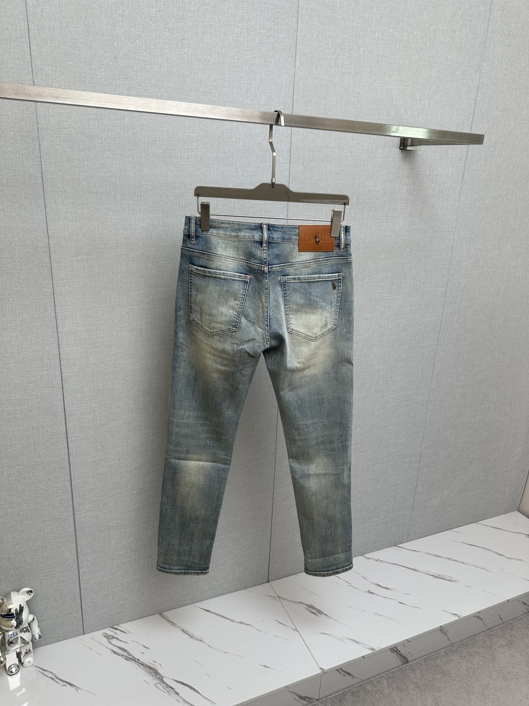 官网专柜同步有售，原单狠货，超级有范儿的一款牛仔裤，定制原版水洗牛仔面料，独特设计，顶级印花工艺字母图案