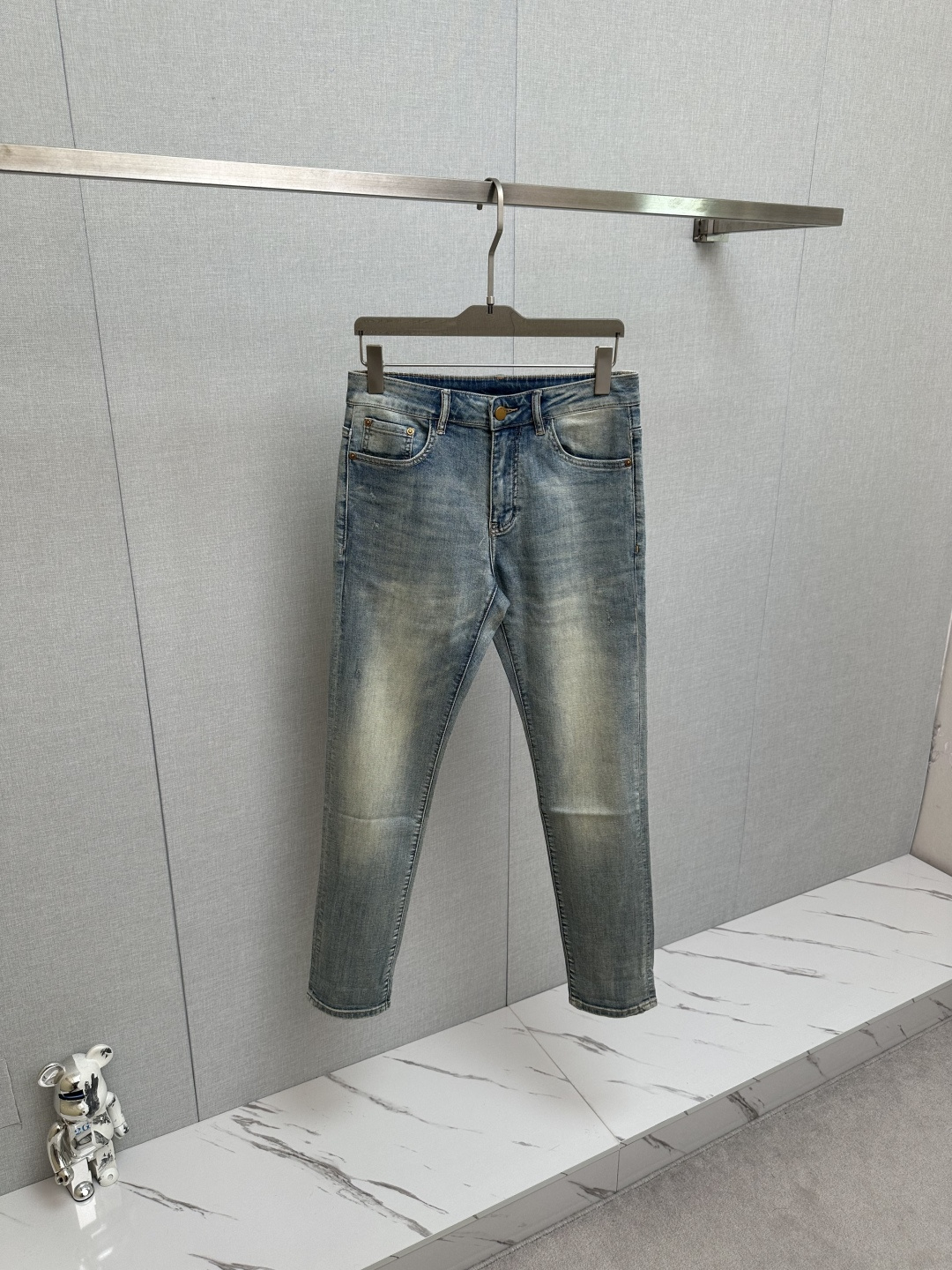 官网专柜同步有售，原单狠货，超级有范儿的一款牛仔裤，定制原版水洗牛仔面料，独特设计，顶级印花工艺字母图案