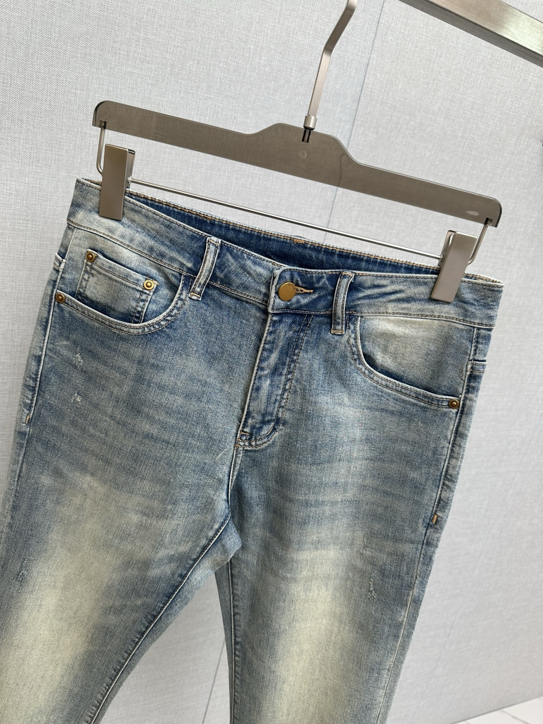 官网专柜同步有售，原单狠货，超级有范儿的一款牛仔裤，定制原版水洗牛仔面料，独特设计，顶级印花工艺字母图案